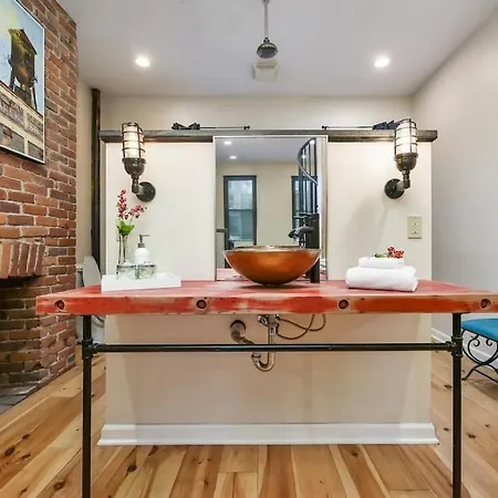 Hostwise Stays - The Ocala - Free Parking, Cool Space, Spiral Stairs