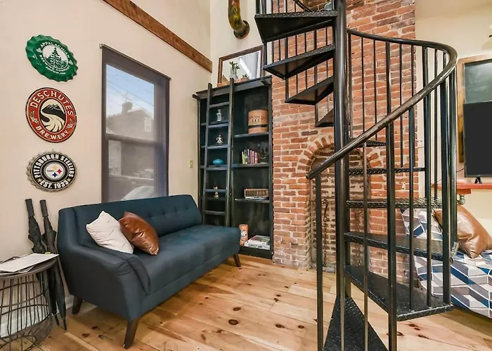 Holiday home Hostwise - The Ocala - Free Parking, Cool Space, Spiral Stairs