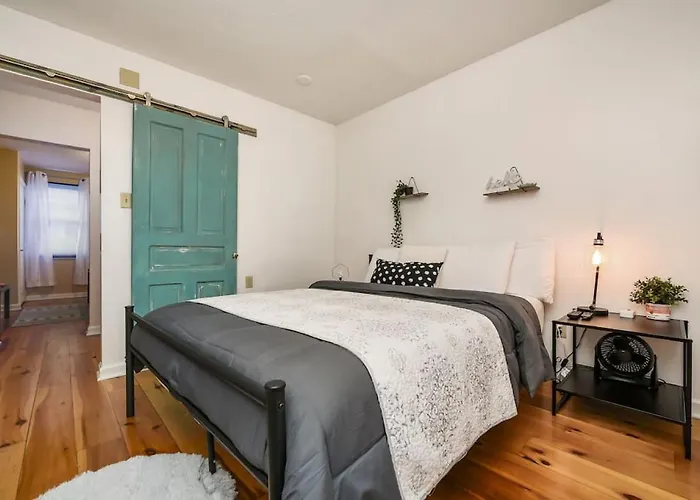 Hostwise - The Ocala - Free Parking, Cool Space, Spiral Stairs Holiday home