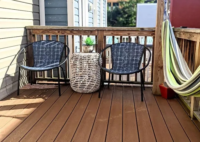Hostwise - The Ocala - Free Parking, Cool Space, Spiral Stairs Holiday home *