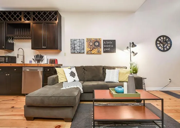 Holiday home Hostwise - The Ocala - Free Parking, Cool Space, Spiral Stairs