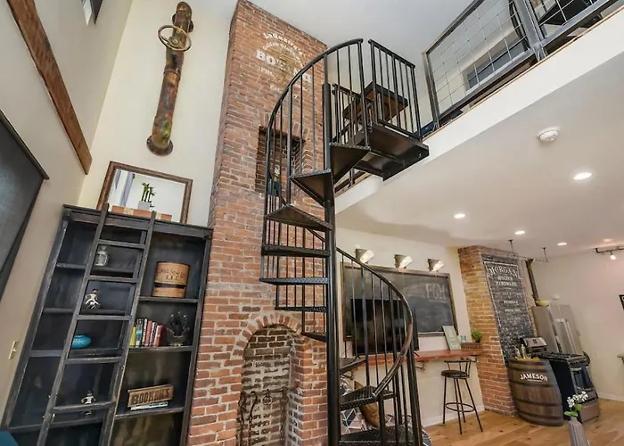 Hostwise - The Ocala - Free Parking, Cool Space, Spiral Stairs Holiday home *