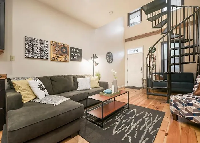 Hostwise - The Ocala - Free Parking, Cool Space, Spiral Stairs Holiday home Pittsburgh