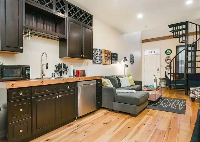 Hostwise - The Ocala - Free Parking, Cool Space, Spiral Stairs *