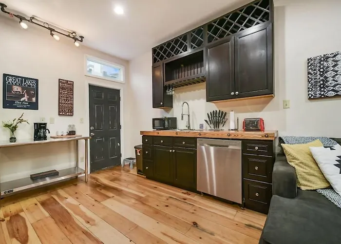 Hostwise - The Ocala - Free Parking, Cool Space, Spiral Stairs Holiday home *