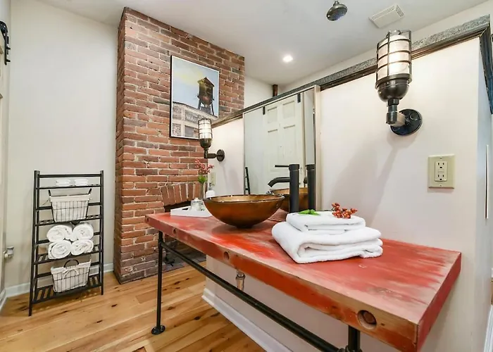 Holiday home Hostwise - The Ocala - Free Parking, Cool Space, Spiral Stairs Pittsburgh
