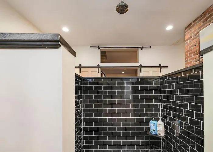 Hostwise - The Ocala - Free Parking, Cool Space, Spiral Stairs * Pittsburgh