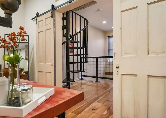 Holiday home Hostwise - The Ocala - Free Parking, Cool Space, Spiral Stairs *