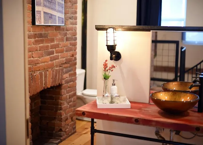 Holiday home Hostwise - The Ocala - Free Parking, Cool Space, Spiral Stairs Pittsburgh