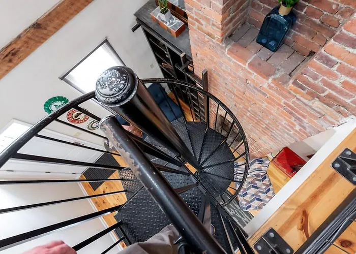 Hostwise - The Ocala - Free Parking, Cool Space, Spiral Stairs Holiday home