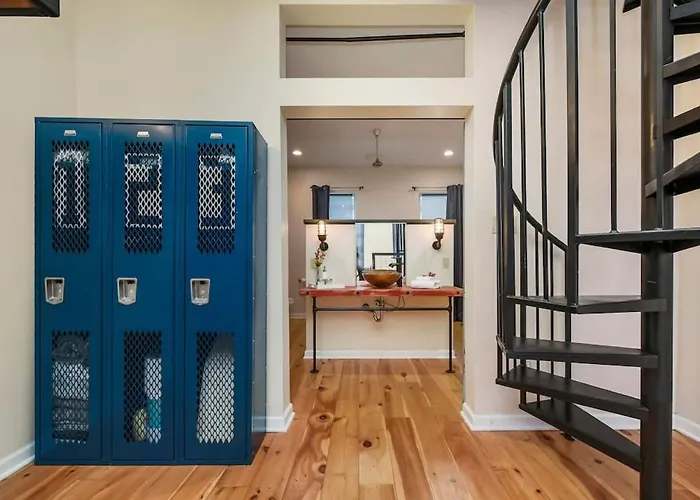 Holiday home Hostwise - The Ocala - Free Parking, Cool Space, Spiral Stairs
