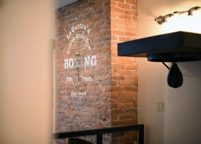 Hostwise - The Ocala - Free Parking, Cool Space, Spiral Stairs *