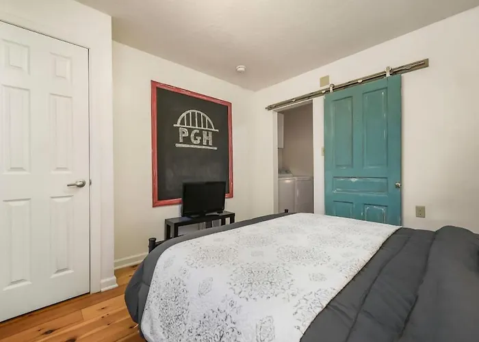 Hostwise - The Ocala - Free Parking, Cool Space, Spiral Stairs Holiday home