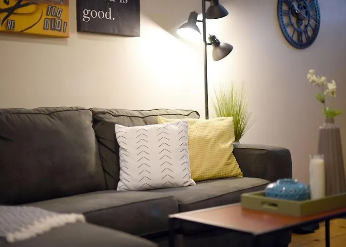 Hostwise - The Ocala - Free Parking, Cool Space, Spiral Stairs Holiday home