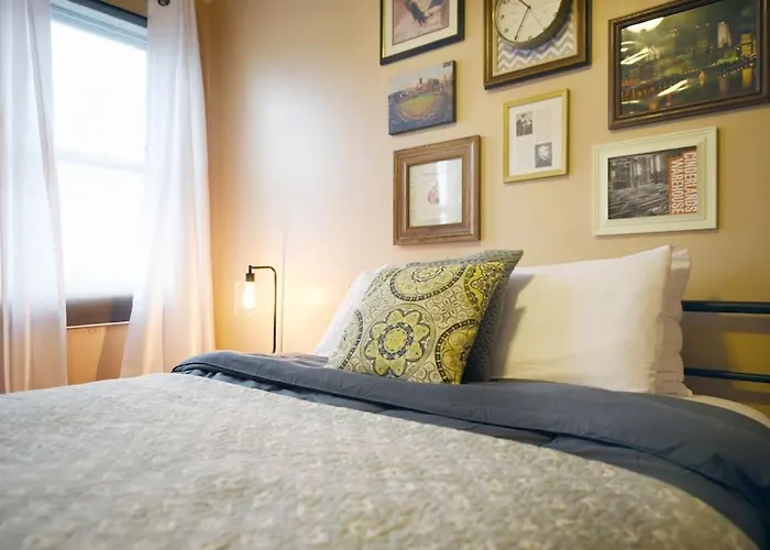 Hostwise - The Ocala - Free Parking, Cool Space, Spiral Stairs Holiday home *