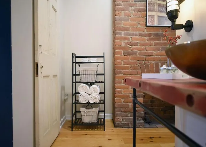 Hostwise - The Ocala - Free Parking, Cool Space, Spiral Stairs Holiday home